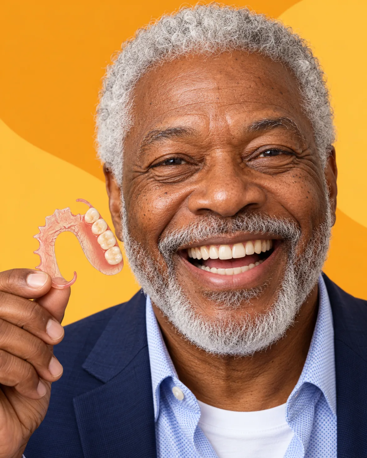 Hombre sonriente con una dentadura parcial flexible