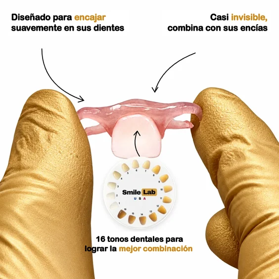 Flipper dental flexible pequeño con un diente frontal entre los dedos enguantados